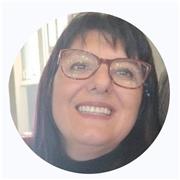 Profesora egresada IPA. 30 años de experiencia en educación secundaria. Magister en Educación